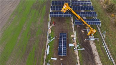 Im Wendland wurde vor gut einem Jahr eine der größten deutschen Agri-Photovoltaik-Anlagen gebaut. Unter den aufgeständerten Solarmodulen lässt sich Ackerbau betreiben, allerdings sollen nur bestimmte Kulturen dafür geeignet sein.