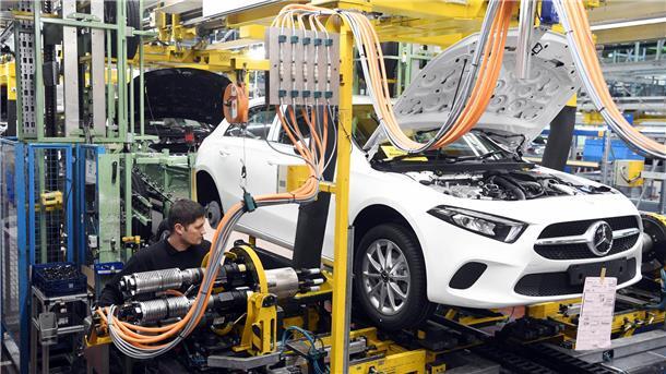 Mercedes will in Bremen E-Autos bauen und Beschäftigung absichern Im Werk Rastatt von Mercedes-Benz wird die A-Klasse gebaut - noch. In Bremen ist es bisher die C-Klasse, auch hier sollen künftig E-Fahrzeuge vom Band rollen.