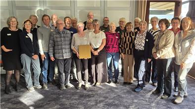 Es sind ehemalige Schülerinnen und Schüler der Realschule Brake zu sehen. Sie stehen gemeinsam zusammen. 