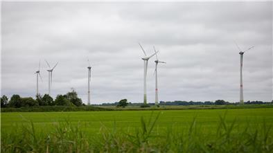 Im Windpark Sachsendingen in Dorum drehen sich 15 Windkraftanlagen. Sieben davon stammen aus dem Jahr 2000, sie sollen durch leistungsstärkere Anlagen ersetzt werden.