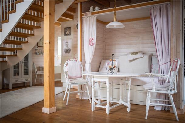 Im Wohnzimmer befindet sich eine Kombination aus schwedischen Sitzmöbel und Bett...