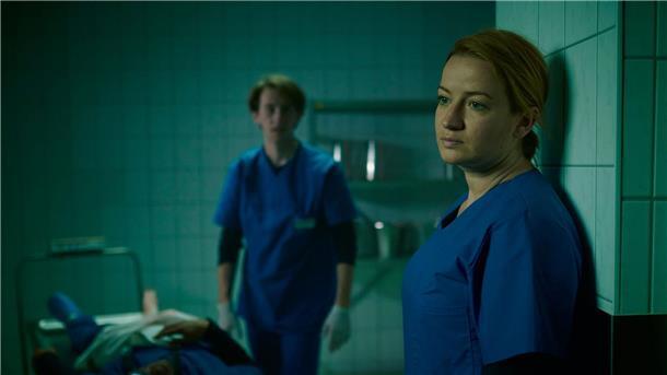 Im ZDF-Krimi „Theresa Wolff - Lost“ steckt Nina Gummich (rechts) als Gerichtsmedizinerin Theresa Wolff in einer gefährlichen Lage: Sie und ihre Kollegen wegen als Geiseln genommen. 