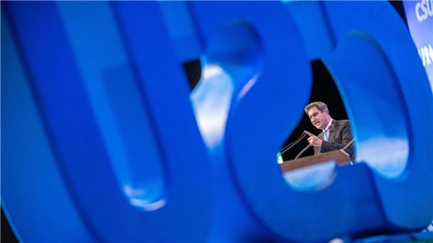 Die CSU auf dem Weg in Söders Schicksalsjahr Im Zeichen der CSU: Markus Söder auf dem Parteitag in Augsburg.