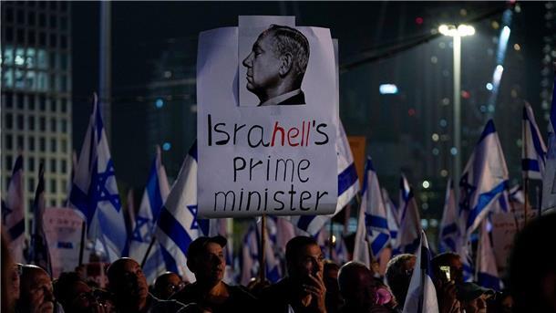 Hunderttausende demonstrieren gegen Justizreform in Israel Im Zentrum der Kritik: Israels Regierungschef Benjamin Netanjahu.