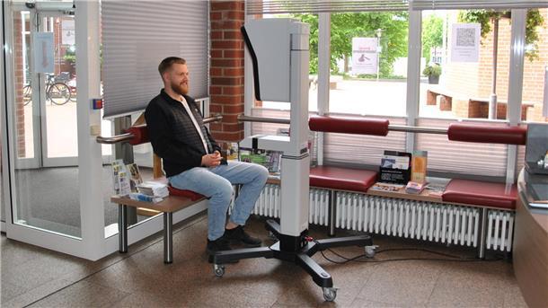 Digitaler Umbruch in Rathäusern: Hier sind Passbilder schon papierlos möglich Im Zevener Rathaus können Bürger jetzt digitale Passbilder machen lassen: Verwaltungsmitarbeiter Julian Selbach und seine Kollegen aus dem Bürgerservice kennen sich mit dem neuen Gerät im Foyer schon gut aus.