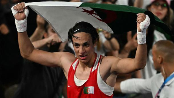 Imane Khelif feiert ihren Olympiasieg und wird zur Fahnenträgerin Algeriens ernannt.