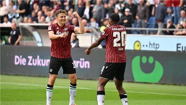 Ime Okon (r, Hannover 96) feiert mit Benedikt Pichler (Hannover 96) sein Tor zum 2:0