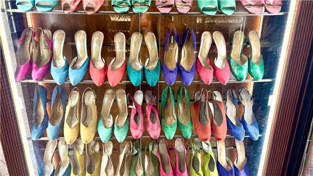 Pumps und Peeptoes: Museum zeigt Schuhe von Imelda Marcos Imelda Marcos besaß Schuhe in allen Formen und Farben.