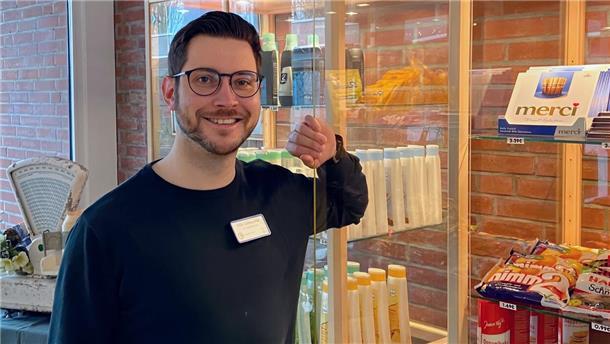 Immer dienstags tauscht Nils Leßmeister sein Leitungsbüro für eine Stunde gegen den kleinen Kiosk im Eingangsbereich.