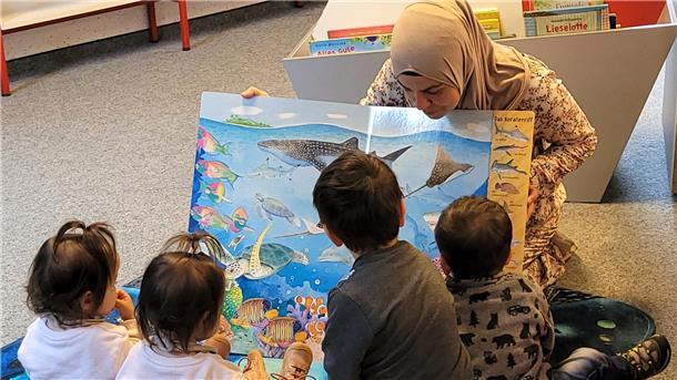 Immer donnerstags gibt es in der Bücherei ein Angebot für Kinder ab dem Alter von zehn Monaten. Ehrenamtlich betreut Maria Plönnigs die Gruppe.