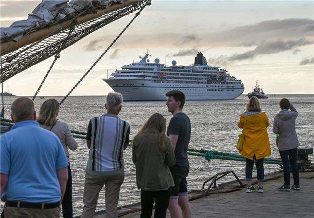 Das „Traumschiff“ wird wieder in Bremerhaven erwartet Immer ein Hingucker: die "Amadea" auf der Weser vor Bremerhaven.