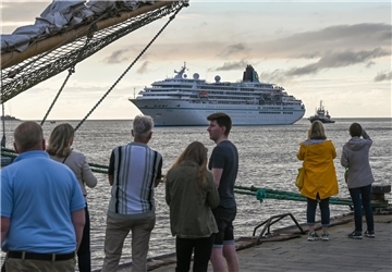 Das „Traumschiff“ wird wieder in Bremerhaven erwartet Immer ein Hingucker: die "Amadea" auf der Weser vor Bremerhaven.