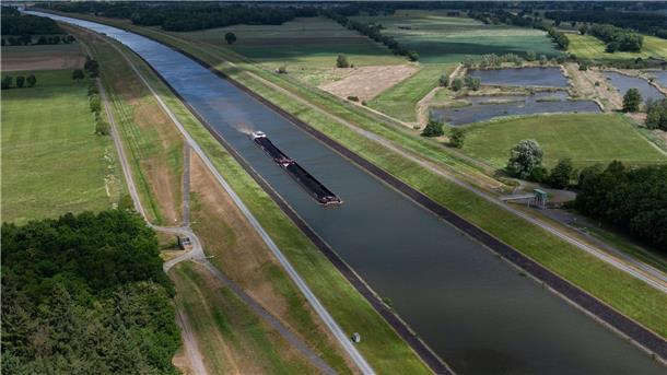Schiffe aus der Ferne steuern Immer geradeaus: Gemächlich schippert das Schiff „Niedersachsen 2“ über den Seitenkanal des Flusses Elbe.