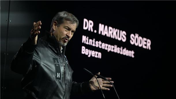 Kult oder Banalisierung: Söders gefährliche Gratwanderung Immer häufiger wechselt Markus Söder für seine Termine die Garderobe passend zum Thema. (Archivbild)