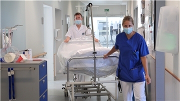 Immer mehr Krankenhäuser stehen finanziell unter Druck. Personalschlüssel müssen gehalten oder aufgestockt werden, gleichzeitig fehlt es an Fachkräften. 