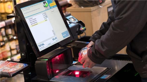Wenn der Supermarktkunde Kasse macht Immer mehr Kunden in Deutschland scannen ihre Produkte an der Ladenkasse selbst.