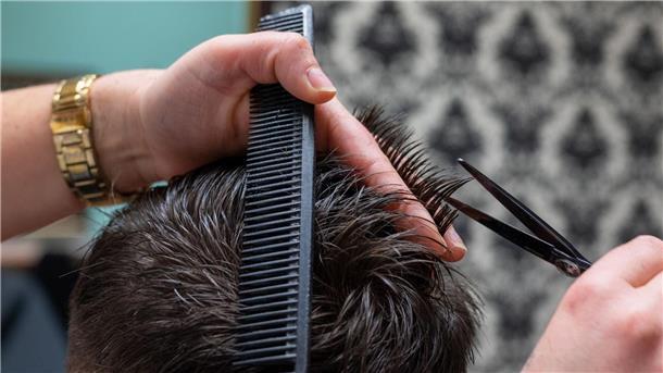 Immer mehr Männer wollen das Friseurhandwerk lernen.