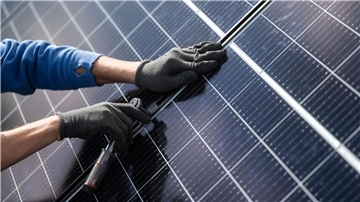 Immer mehr Photovoltaik-Module werden auf Hausdächern montiert.