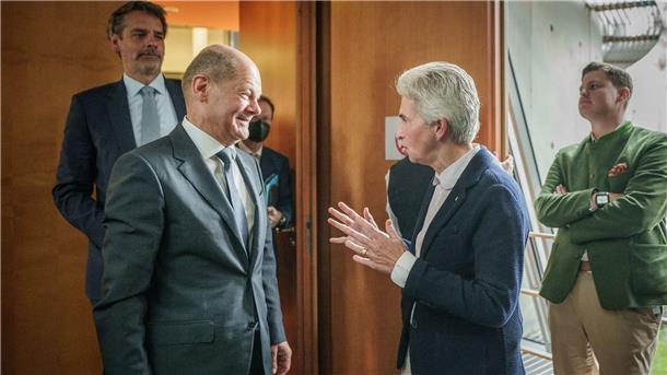 Taurus-Flugkörper an Kiew: Druck auf Scholz wächst Immer mehr Politikerinnen und Politiker, darunter auch Marie-Agnes Strack-Zimmermann (vorne r, FDP) fordern die Lieferung von Taurus-Flugkörpern an die Ukraine. Der Druck auf Bundeskanzler Olaf Scholz (l, SPD) wächst (Archivbild).