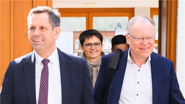 Regierungssprecherin wird Staatssekretärin für Digitales Immer mittendrin: Pörksen war lange Jahre Sprecherin des früheren Ministerpräsidenten Weil (r) und zuletzt von dessen Nachfolger Lies (l). (Archivbild)