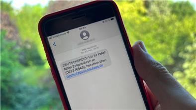 Immer öfter versuchen Betrüger, Verbraucher mit angeblichen SMS vom Zoll zu täuschen.