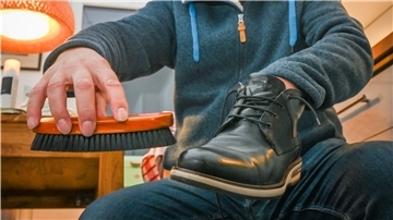 Immer schön gleichmäßig mit der Bürste über das Schuhleder gleiten – am Ende ist es blitzeblank. Schuhe zu putzen, diese Arbeit gehört nicht unbedingt zu den Lieblingsaufgaben unseres Reporters Jürgen Rabbel. 