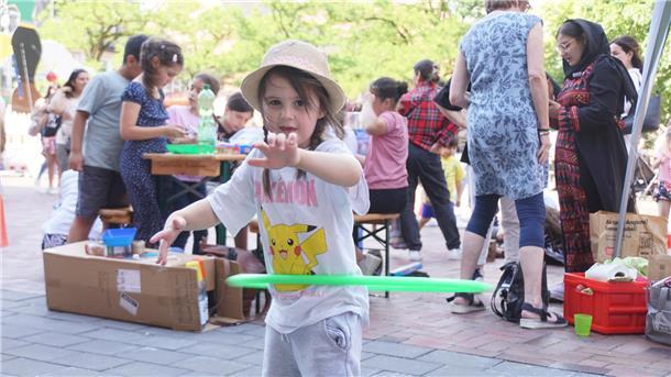 Rathausmarkt wird zum Abenteuerspielplatz Immer schön kreisen lassen: An den Spielstationen auf dem Rathausmarkt gehörte auch Hula-Hoop zum Angebot.