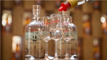 Immer weniger Verbraucher in Deutschland prosten sich mit Alkohol zu - der Getränkehersteller Berentzen spürt die Auswirkungen. (Archivfoto)