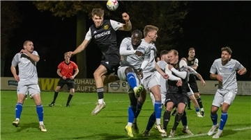 Mehrere Männer springen zu einem Ball hoch.