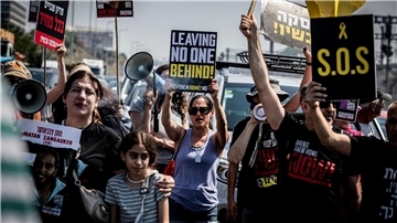 Immer wieder gehen Menschen in Tel Aviv auf die Straße um für die Freilassung der von der Hamas im Gazastreifen festgehaltenen Geiseln zu demonstrieren.