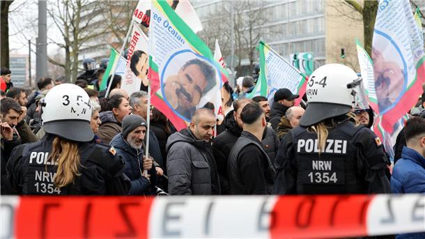 Immer wieder gibt es auch in Deutschland Demonstrationen, auf denen die Freilassung Öcalans gefordert wird, wie hier im Februar in Köln. (Archivbild)