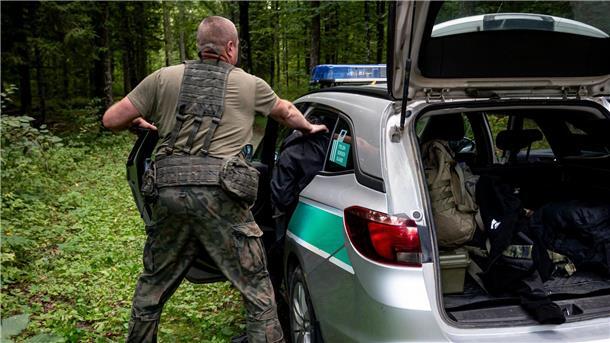 Polen registriert erneut mehr Migranten an Grenze zu Belarus Immer wieder greifen polnischer Grenzschützer Menschen auf, die es über die Grenze nach Polen geschafft haben. (Archivbild)