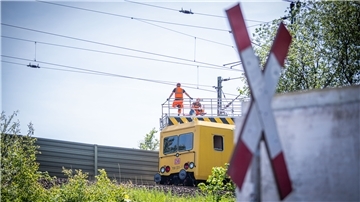 Immer wieder mussten Arbeiter der Deutschen Bahn ausrücken, um die Schäden an der Oberleitung zu beheben.