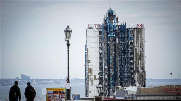 Tote und Verletzte nach russischem Raketenangriff auf Odessa Immer wieder sieht sich Odessa schwersten russischen Angriffen gegenüber. Das Hotel Odessa wurde am 25. September 2023 von russischen Marschflugkörpern getroffen.