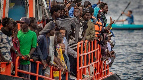 Immer wieder versuchen Migranten, in überfüllten Booten die Kanaren zu erreichen. (Archivfoto)