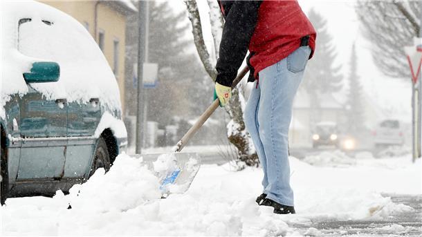 Nicht nur der Gehweg soll nach dem Schneeschieben gefahrlos begehbar sein.