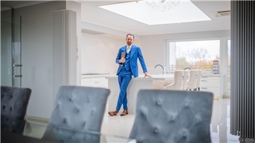 Immobilienmakler Jonathan Bayer steht in der Küche. Den 70 Quadratmeter großen Raum ziert eine gläserne Kuppel samt Kronleuchter.