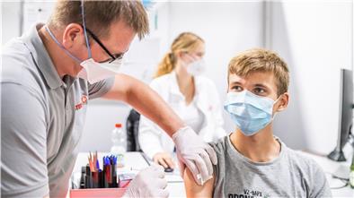 Impfaktion für 12- bis 15-Jährige im Bremerhavener Impfzentrum. Im Bild: Michael Ochsendorf und Tabea Puvogel impfen in der Kabine den 14-jährigen Jonas mit dem Vakzine von Biontech/Pfizer.