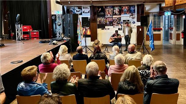 Aufruf zu Frieden und Wahrheit: Mahnwache in der Jahnhalle Improvisation ist alles. Kurzfristig waren als Redner Nils Siemen und für den musikalischen Rahmen Albert Mumme auf der Mahnwache eingesprungen.