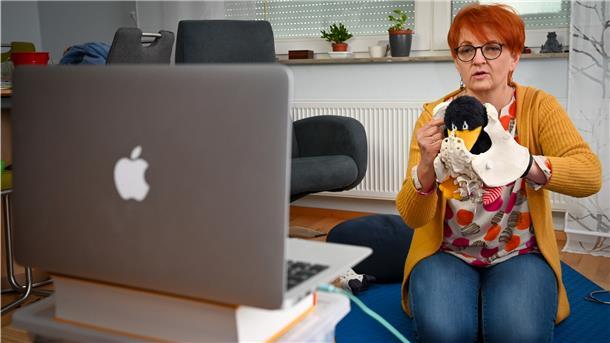 Improvisieren in Corona-Zeiten: Hebamme Maren Willmann und ihre Berufskolleginnen geben ihre Geburtsvorbereitungskurse gerade online. Die Schwangeren können sich zuschalten wie in einer Videokonferenz.