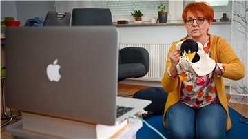 Improvisieren in Corona-Zeiten: Hebamme Maren Willmann und ihre Berufskolleginnen geben ihre Geburtsvorbereitungskurse gerade online. Die Schwangeren können sich zuschalten wie in einer Videokonferenz.