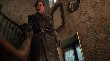 In „Alles Licht, das wir nicht sehen“ spielt Lars Eidinger den grausamen Nazi-Major Reinhold von Rumpel, der Jagd auf eine Amateurfunkerin macht. Nishijima/Netflix