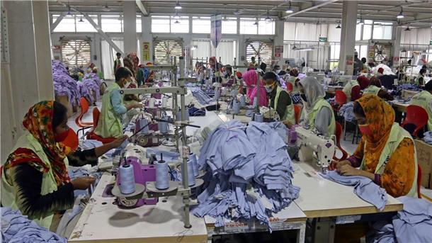 Große Lagerbestände bei Bangladeschs Textilherstellern In Bangladeschs Bekleidungsfabriken arbeiten überwiegend Frauen.