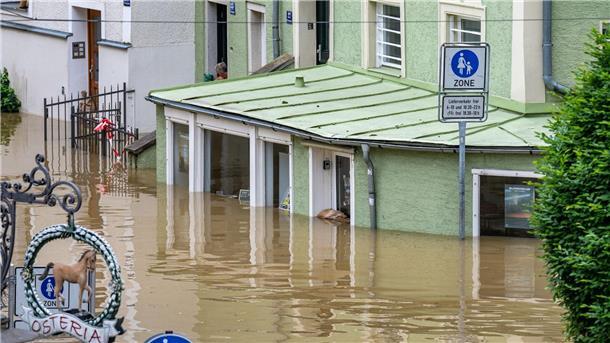 Hochwasser: Brauchen Hausbesitzer eine Pflichtversicherung? In Bayern herrscht nach heftigen Regenfällen vielerorts weiter Land unter, wie hier in Passau. Nur etwa die Hälfte der in Deutschland stehenden privaten Gebäude ist elementarversichert.