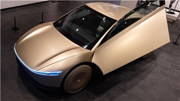 In Berlin kann man einen Prototyp des Tesla „Cybercab“ sehen. 