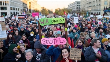 In Berlin und Kiel sind Demonstrationen zu den Merz-Äußerungen geplant.