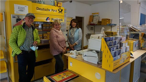 In Beverstedt soll die Filiale schließen. Ortsvorsteher Harald Michaelis (von links), Pächterin Heike Huxoll und Mitarbeiterin Birgit Thomfohrde.