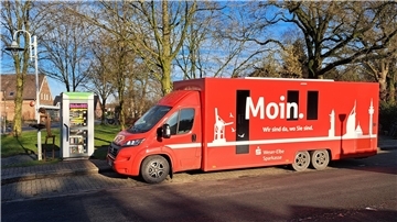 In Bokel hält jetzt jeden Montagmittag der Sparkassenbus. 