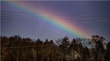 In Braunschweig zeigt sich ein Regenbogen am Himmel.