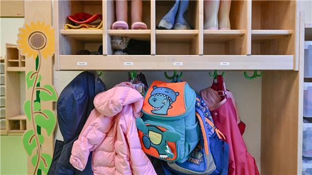 In Bremen helfen ungelernte Assistenzkräfte in den Kitas mit.